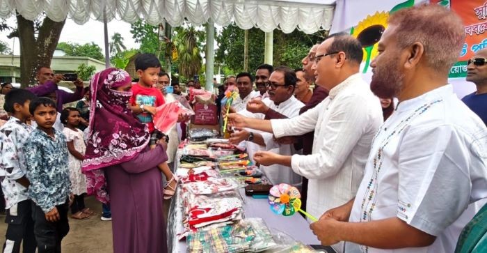 নববর্ষে ঠাকুরগাঁওয়ে সুবিধা বঞ্চিত শিশুরা পেলো নতুন জামা